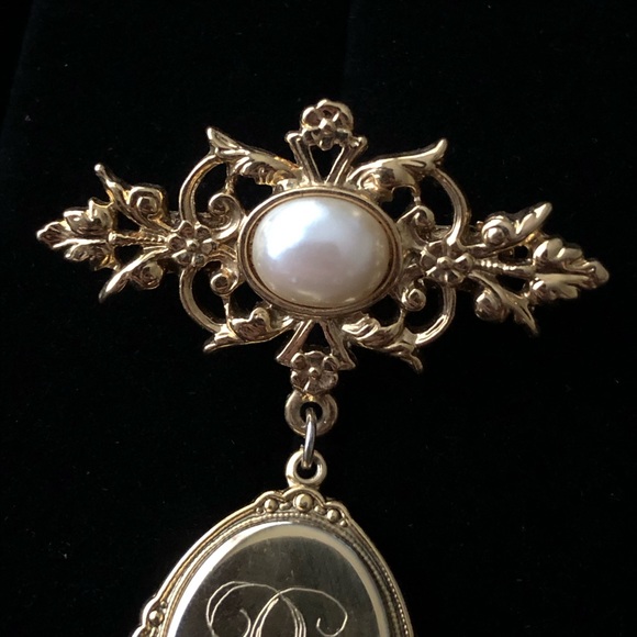 Vintage gold tone BROOCH Pin with faux pearl- etched ‘B’ in script - Picture 3 of 5